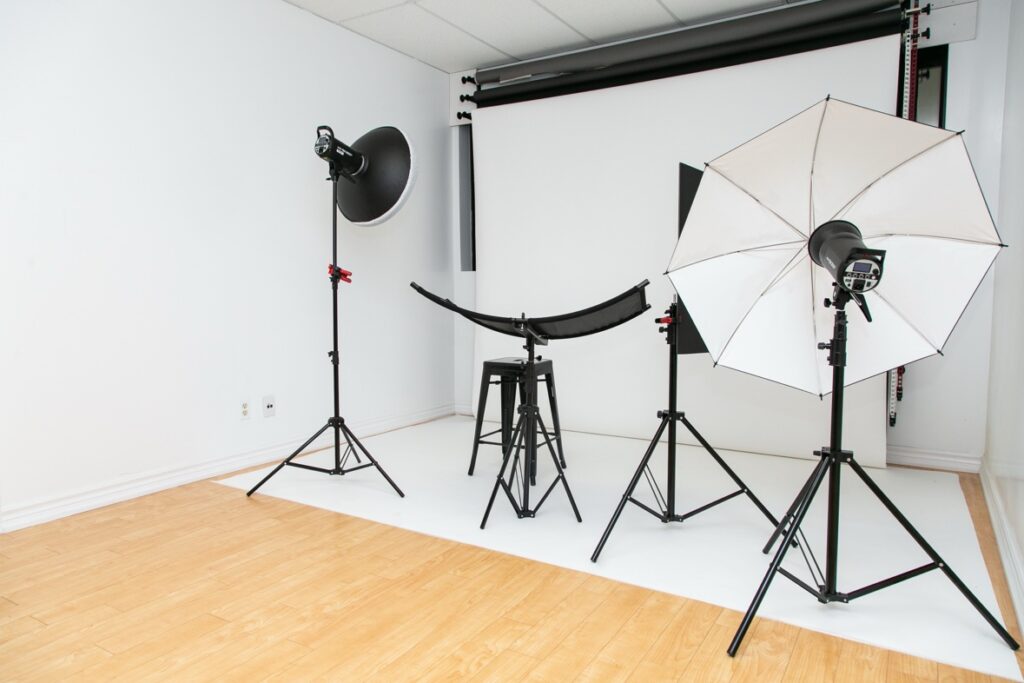Photography studio rental in Mississauga — professional lighting setup with strobes, umbrellas and stools in a white studio